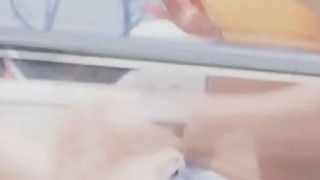 Không dễ để người tiếp viên có thể cung cấp dịch vụ. Cô ấy sợ bị phát hiện nên phải dùng ghế chặn cửa.