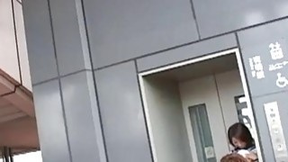 đưa cô giáo sắp xỉu về nhà chăm sóc, cậu học trò cơ hội vì cô giáo quá xinh