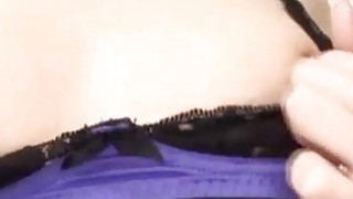 Cô em dâu xinh đẹp để anh trai cởi đồ cho mấy anh sói làm tình vào đêm khuya, liếm lồn liếm hậu môn, liếm lồn mút ngực, sướng đến mức lộ cả mặt liếm cả con cặc.