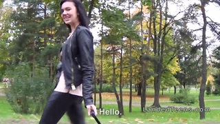 Cô gái trẻ đầy đặn với vẻ quyến rũ lẳng lơ và hai anh em đang quan hệ tình dục trong khách sạn, liếm, mút, cọ xát, rên rỉ và la hét...