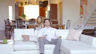 Ngôi sao nữ thần đẹp nhất, vẻ đẹp trong sáng và ngọt ngào, đang thổi kèn trên ghế sofa, sau đó nở nụ cười gian tà như thể không quan tâm...