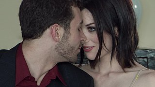 Chiến dịch bán dương vật đặc biệt của 2 em nhân viên công ty đồ lót