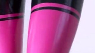 Cậu em trai dọn đến sống cùng chị kế, nhưng chị ấy “dâm” quá