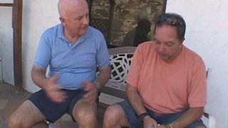 Cho thằng em trai bú liếm cái lồn hồng non tơ