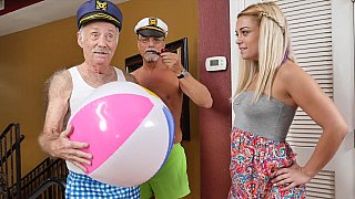 Gặp lại cháu gái cạnh bên nhà tôi đã quan hệ từ 10 năm trước về quê