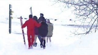 Em ngồi học vẽ