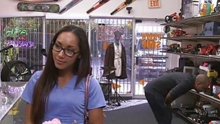 Lời thì thầm của em nhân viên với anh cấp trên đẹp trai: “chúng ta vào nhà nghỉ trú mưa thôi”