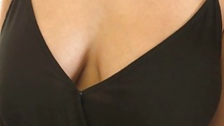 Cửa hàng quần áo luôn đông khách bởi vì cô chủ shop giỏi gạ phang khách nam