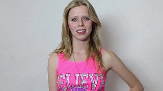 "Lần này để em địt anh nhé, sau này đừng hẹn kiểu này nữa" Giờ nghỉ trưa, tôi hẹn với lễ tân công ty ra hành lang rồi được bú cu