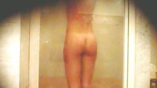 Em nhân viên văn phòng lạc vào bộ tộc cung khủ