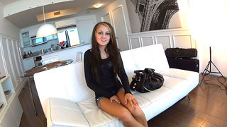 Người đẹp mảnh mai trong bộ sườn xám được khen ngợi có ngoại hình giống Mạc Hy Vỹ đang tham gia dịch vụ hẹn hò trả phí. Bạn không thể biết từ dáng người nhỏ nhắn của cô ấy rằng cô ấy rất dâm đãng và đam mê trên giường, và cô ấy sắp làm hỏng cái "cô bé" của mình...