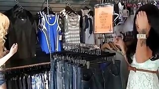 Bà mẹ trẻ xinh đẹp của thằng bạn thân