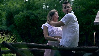 Sex hậu môn bằng dương vật giả và trói buộc cho em da trắng to lớn, phục tùng và háo sắc