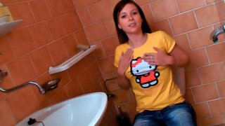 Gặp lại cô bạn thân sau 5 năm trong một căn nhà chung đầy hoan lạc