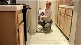 Em thư ký quá xinh bị cấp trên đưa vào nhà trọ sau khi uống rượu với đối tác