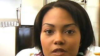 Em kế nhờ anh trai giúp về việc sử dụng bao cao su