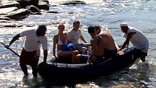 Bị bố gã chồng làm nhục ngay trước bài vị của chồng