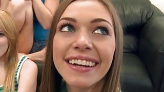 Cô nữ sinh siêu ngoan ngoãn để cậu bé dạy mình, nhẹ nhàng liếm con cặc to, chơi đùa với bộ ngực và sờ mó vào âm hộ của mình, ngoan ngoãn và phát ra những tiếng động bẩn thỉu, đụ âm hộ và hậu môn của mình, đau lắm...