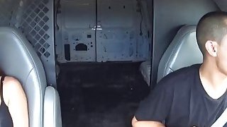 Bố dượng đồi bại theo dõi con gái dậy thì chỉ để làm thịt