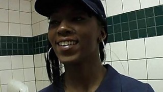 Thanh niên may mắn đưa cô bạn đại học say xỉn về nhà rồi trả bài luôn