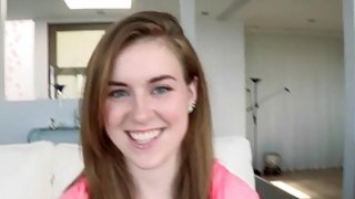 Chung phòng với cô nàng đồng nghiệp vú to