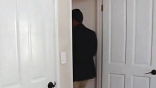 Dùng cô bé để đổi lấy hợp đồng cuối năm