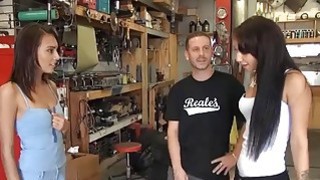 Má giúp con trai giải quyết ham muốn tình dục để tập trung học hành