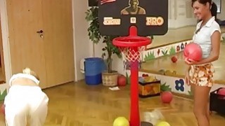 Anh gia sư bò tuôi kèm thêm cho em môn thổi kèn