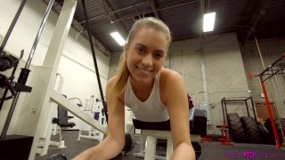 Nhắc nhở gã nhà bên ồn ào vô ý thức, cô gái bị bắt cóc cưỡng bức