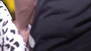 Sục cặc bằng quần lót ướt nhẹp nước lồn của dì