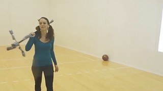 18cm từ phía sau người phụ nữ trẻ