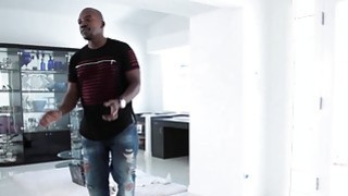 Vào một ngày nóng nực, một cô gái mới lớn ăn vận chỉnh tề và yêu cầu một chàng trai đưa cô đến khách sạn để cho cô xem mặt và quan hệ bằng miệng. Cô ấy cầm máy ảnh và chụp vào âm hộ của mình