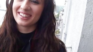 Cô gái vẫn xinh đẹp. Tôi đã bí mật chụp ảnh cô gái tóc dài đang la hét bên giường.