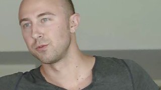 Lợi dụng nện chị kế khó tính đang kẹt dưới gầm giường