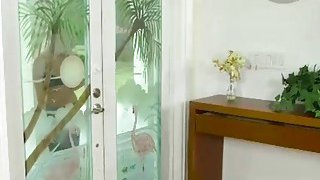 [Ông. [Gầy khỉ] Nhút nhát và đáng yêu, miễn cưỡng nhưng hiếu khách, đào bới và liếm, cô em gái đã khô ráo...