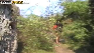 Anh trai bất lực trước cô em ghệ cùng cha khác má khiêu khích