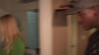 Cô giáo Trâm Anh mở lớp học tiếng anh cho các em , vừa học vừa thủ