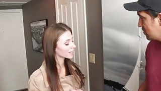 Giải quyết xong công việc, cô nàng gạ trả bài anh đồng nghiệp