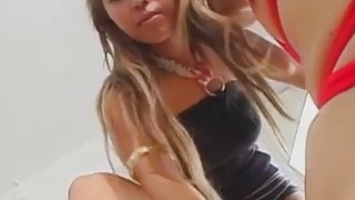 Trưởng phòng… em sẽ giữ bí mật với vợ yêu anh, anh muốn sờ ngực em không?