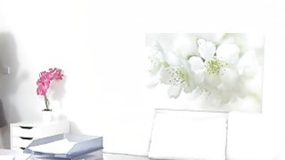 Khi bố anh xã nhìn thấy vợ sắp cưới của con trai “thẩm du”