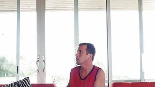 Chị dâu đang nấu ăn thì em chồng lao vào địt luôn trong bếp