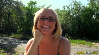 Đánh bạc thua, thanh niên cho người khác đụ bạn gái để xoá nợ