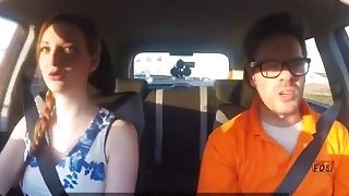 Một cô gái xinh đẹp có đôi chân dài đang quan hệ tình dục. Cô ấy mặc bộ đồ đen gợi cảm và nhảy múa, thổi kèn, chạm vào âm hộ, cưỡi ngựa, giơ chân và quan hệ mạnh bạo...