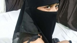 Em nhân viên bất động sản chuyên gạ tình khách hàng giàu có dù bà xã anh cạnh bên