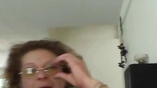 Ba mẹ đi vắng, hai anh em ở nhà chơi trò "người lớn"