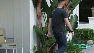 Nữ nhân viên trung tâm hổ trợ xã hội giúp đỡ mấy gã đàn ông tự kỷ