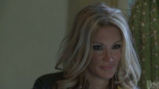 Bạo lực trở lại vào chị lụa đen dài và ngắn chuyển đổi máy ảnh