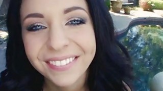 Quy định quái lại của bố dượng không được đóng cửa phòng khi ở nhà