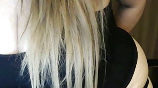 "Mèo của em sướng quá~ Đụ em mạnh hơn đi... Đụ em đến chết đi!" Cô gái loli xinh đẹp trong đôi tất lưới đen bị cậu em trai dùng con cặc to quan hệ không dùng bao cao su, cô ta cứ nói năng dâm đãng, và cậu em trai rút cặc ra rồi bắn...