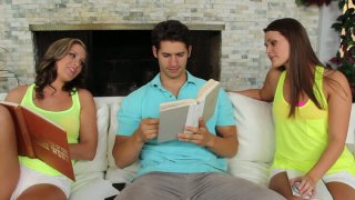 đưa 'dùi cui' vừa to vừa cứng vào âm đạo em gái